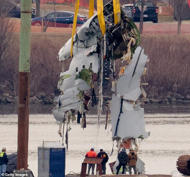 Një pjesë e madhe e trupit të avionit të dëmtuar ngrihet nga lumi Potomac gjatë përpjekjeve të rikuperimit pas rrëzimit të American Airlines më 03 shkurt 2025 në Arlington, Virxhinia