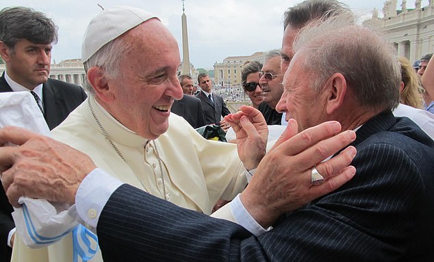 Papa Françesku dhe kushëriri i tij i tretë Juan Ángel Bergoglio gjatë një vizite familjare në Vatikan në 2014
