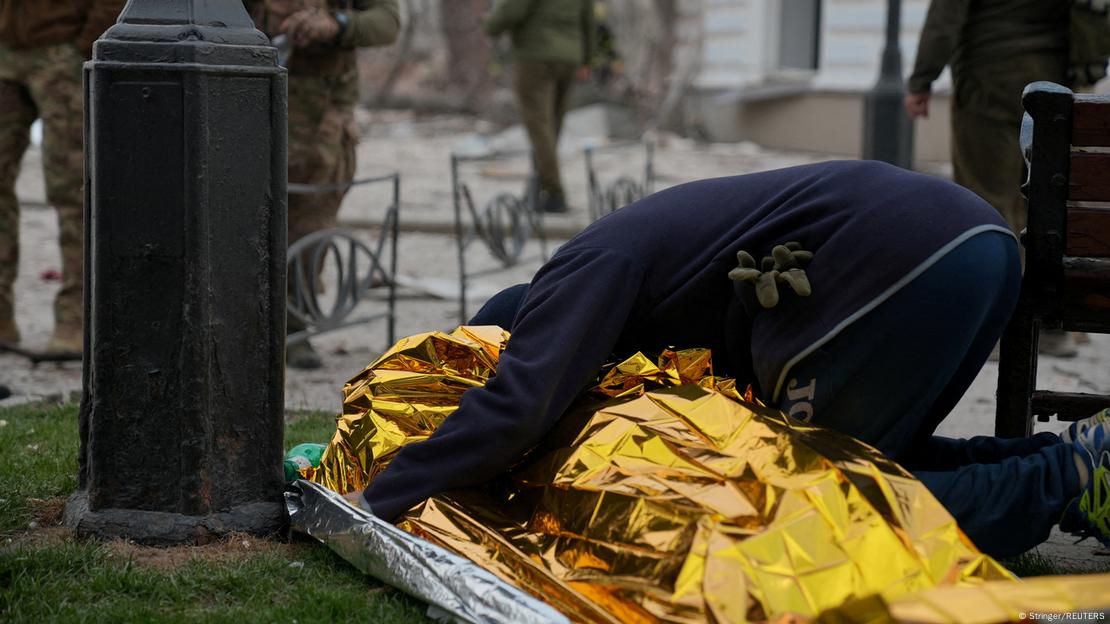 Krime të rënda ndaj popullatës civile në Ukrainë, një person duke qarë mbi një të vrarë në Sumi, Ukrainë Krime të rënda ndaj popullatës civile në Ukrainë, një person duke qarë mbi një të vrarë në Sumi, Ukrainë