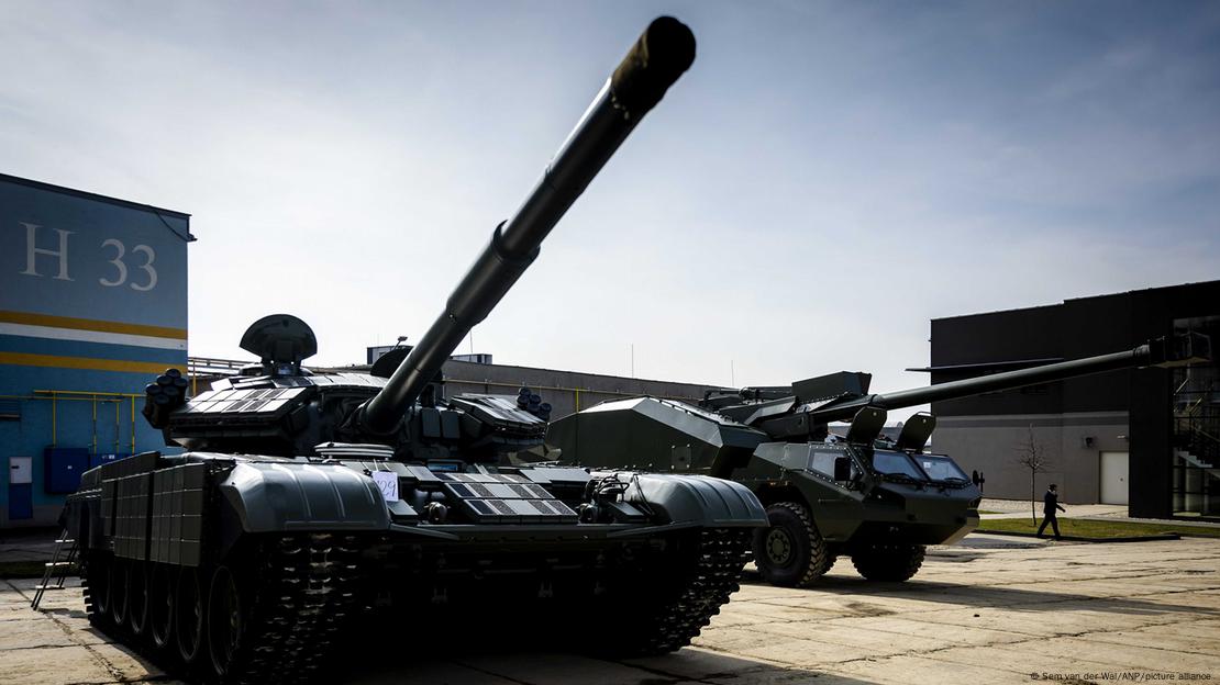 Tank T-72 dhe obus vetëlëvizës DITA nga prodhimi çek Tank T-72 dhe obus vetëlëvizës DITA nga prodhimi çek
