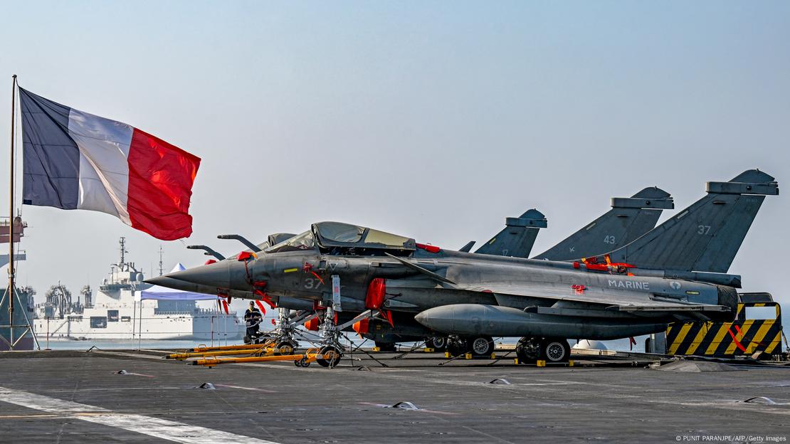 Avionët luftarakë francezë Rafale në aeroplanmbajtësen Charles de Gaulle Avionët luftarakë francezë Rafale në aeroplanmbajtësen Charles de Gaulle