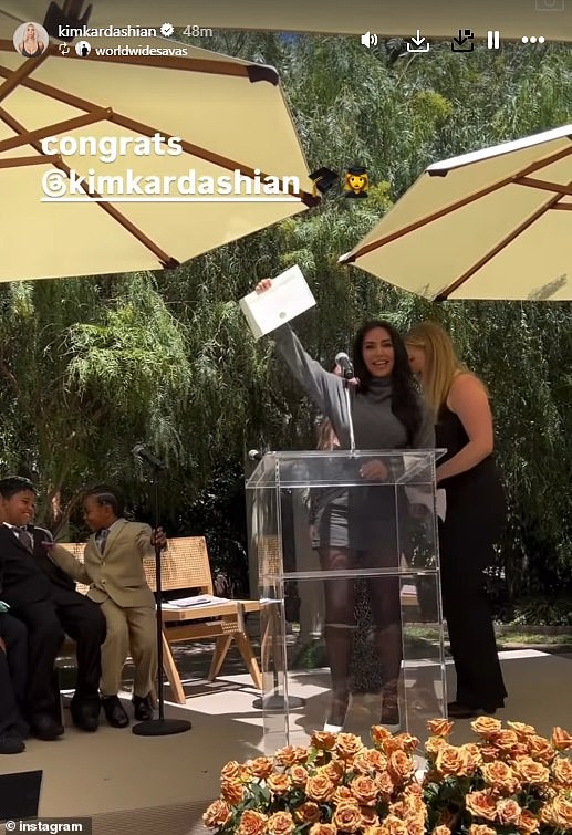 Kim mori diplomën nga mentorët e saj, të cilët i entuziazmuan arritjet e saj.