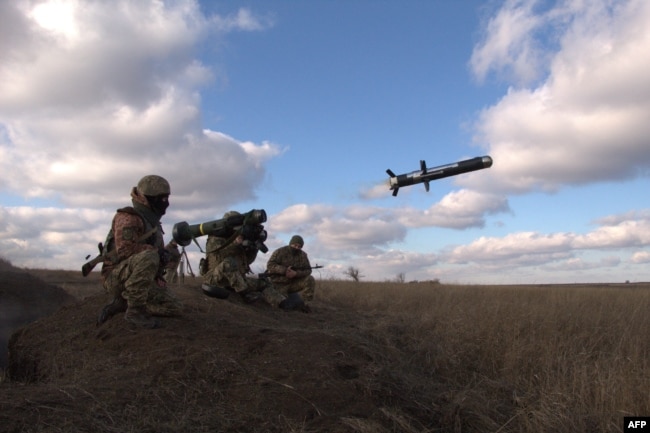 Ushtarë ukrainas duke përdorur raketa Javelin.