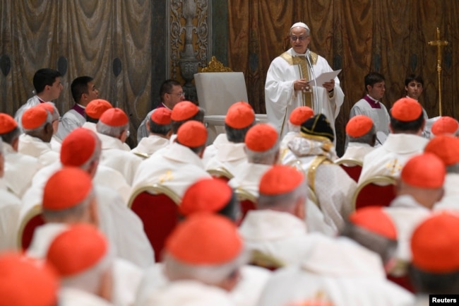 Papa Leoni XIV drejton meshën në Kapelën Sistine në Vatikan, më 9 maj 2025.