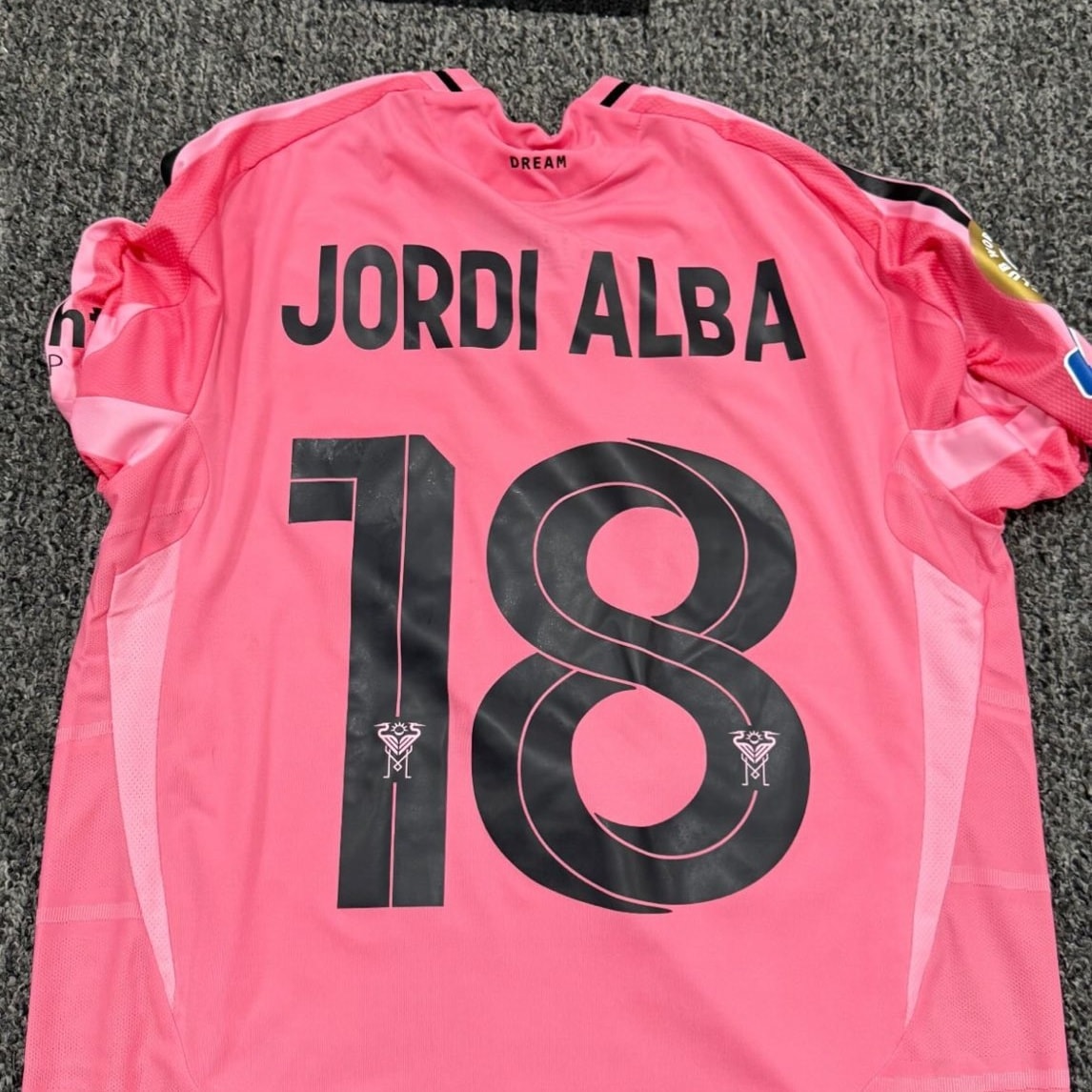 Mund të jetë një imazh i futboll, futboll dhe teksti që thotë "DREAM ባ JORDIALBA JORDI ALBA 18"