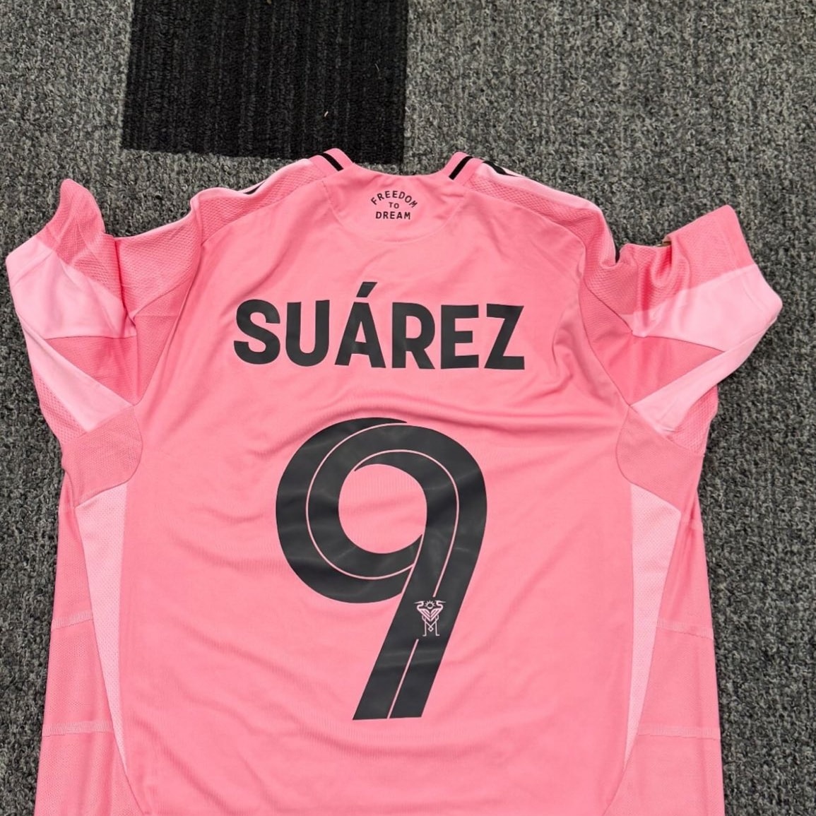 Mund të jetë një imazh i futboll, futboll dhe teksti që thotë "FREEDON DREAM SUÁREZ"