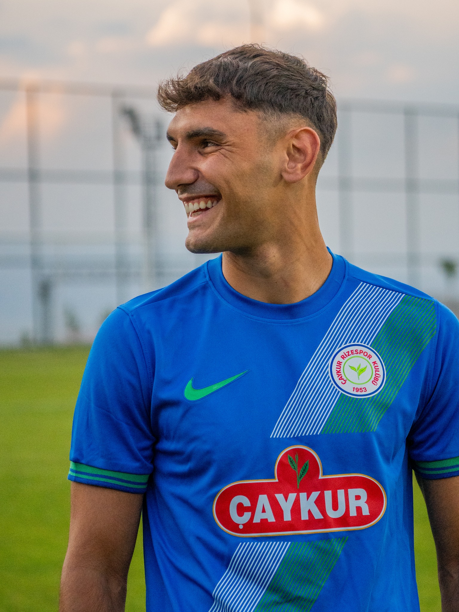 Mund të jetë një imazh i 1 person, duke luajtur futboll, duke luajtur futboll dhe teksti që thotë "RIZESPOR 컷기 KULÜBU 1953 195 CAYKUR"
