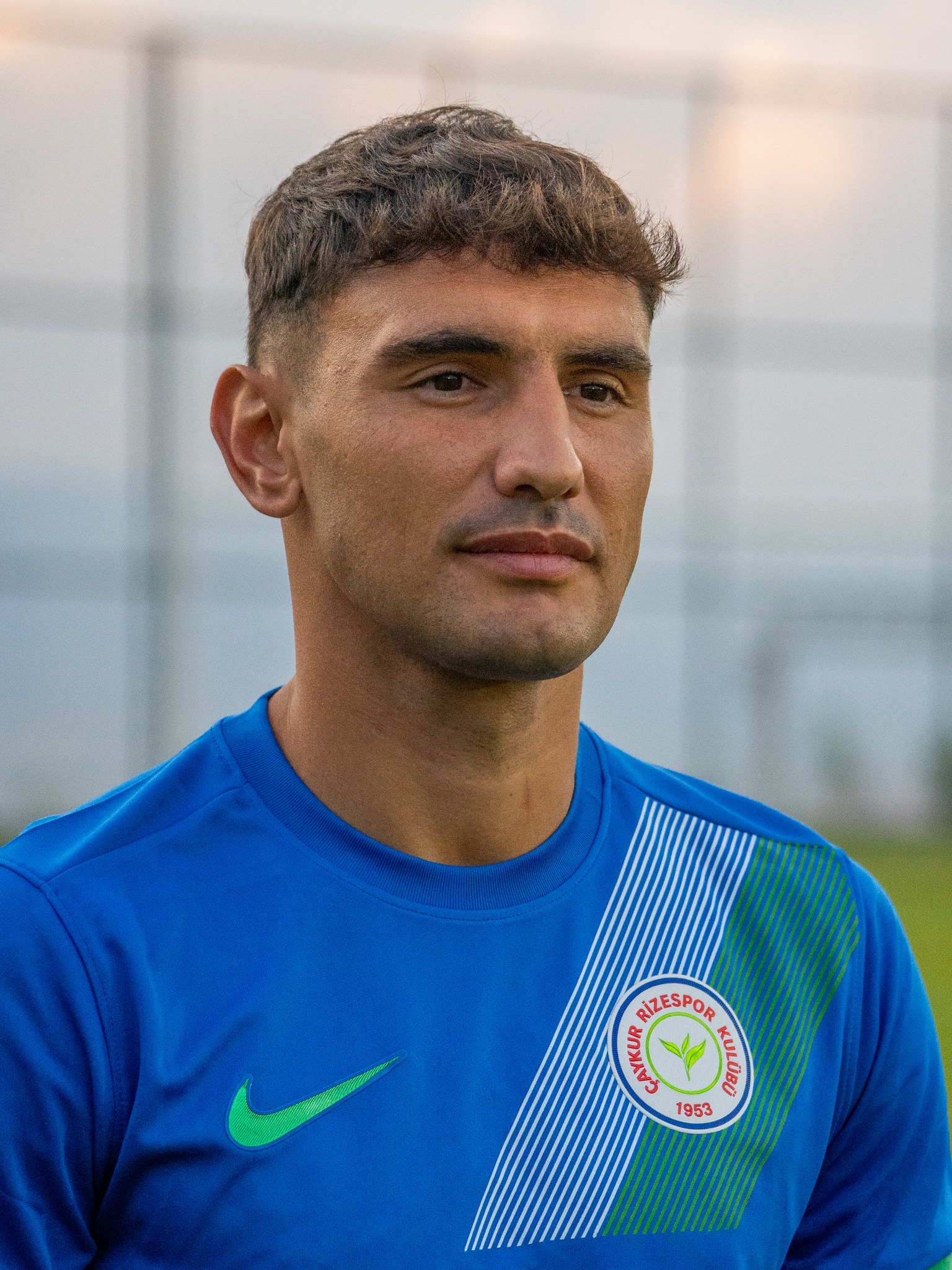Mund të jetë një imazh i ‎1 person, duke luajtur futboll, duke luajtur futboll dhe ‎teksti që thotë "‎DİZESPOR משמצחע KULÜBO 1953‎"‎‎