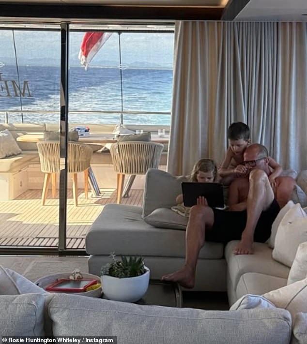 Modelja 38-vjeçare shkroi në Instagram të premten për të dhënë një pasqyrë të rrallë të jetës së saj familjare me të fejuarin e saj Jason Statham dhe fëmijët e tyre - djalin Jack, tetë vjeç, dhe vajzën Isabella, tre vjeçe.