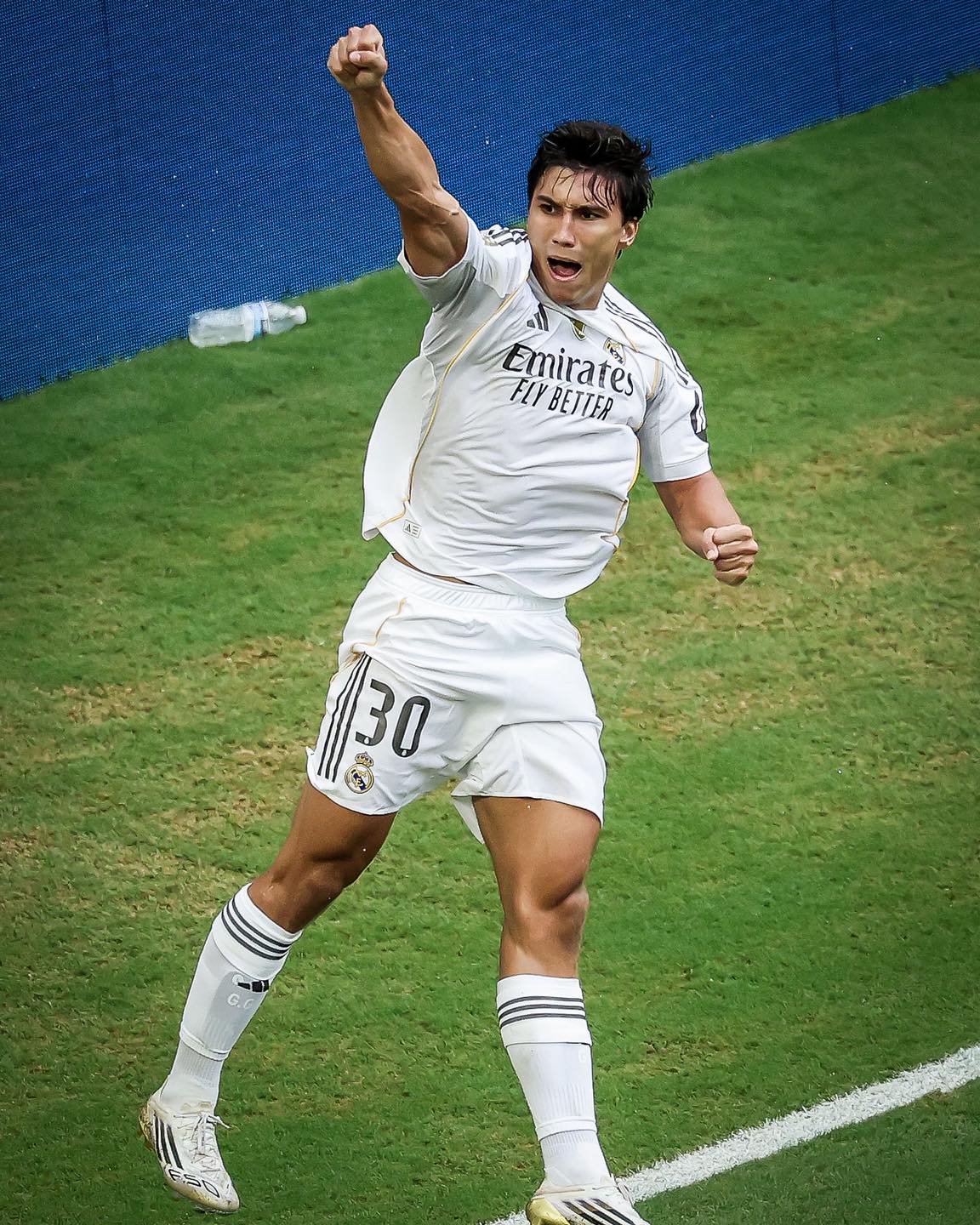 Mund të jetë një imazh i 1 person, duke luajtur futboll, duke luajtur futboll dhe teksti që thotë "Emirates FLYBETTER FLY BETTER Emirates வடட ት 30 生母"