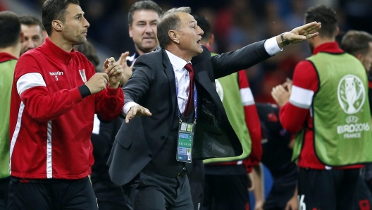 epa05378129 Albania's coach Gianni De Biasi gestures to players after the team scored the 1-0 lead during the UEFA EURO 2016 group A preliminary round match between Romania and Albania at Stade de Lyon in Lyon, France, 19 June 2016. (RESTRICTIONS APPLY: For editorial news reporting purposes only. Not used for commercial or marketing purposes without prior written approval of UEFA. Images must appear as still images and must not emulate match action video footage. Photographs published in online publications (whether via the Internet or otherwise) shall have an interval of at least 20 seconds between the posting.) EPA/YURI KOCHETKOV EDITORIAL USE ONLY