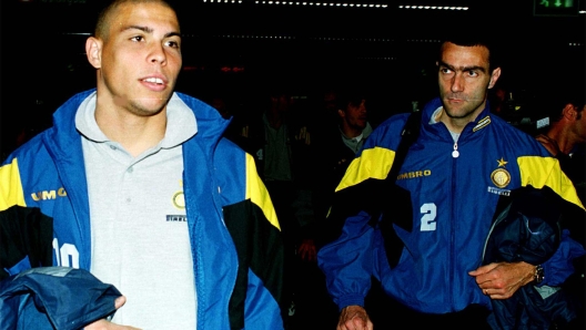 A10- 12/4/98 - FIUMICINO (ROMA)  CALCIO:  COPPA UEFA - INTER PARTITA PER MOSCA-- Ronaldo e Bergomi in partenza dall'aeroporto di Fiumicino. ANSA /JI
  ,12/4/98.Ronaldo e Bergomi in partenza dall'aeroporto di Fiumicino diretti a Mosca,