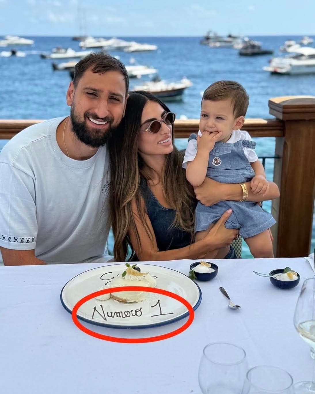 Mund të jetë një imazh i ‎2 persona, foshnjë dhe ‎teksti që thotë "‎WWE ح Numoro Numovo1 1‎"‎‎