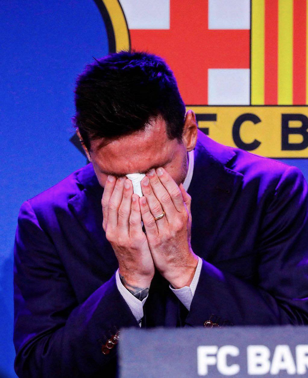 Mund të jetë një imazh i 1 person, duke luajtur futboll, duke luajtur futboll dhe teksti që thotë "ተሽ FCB FC BA"