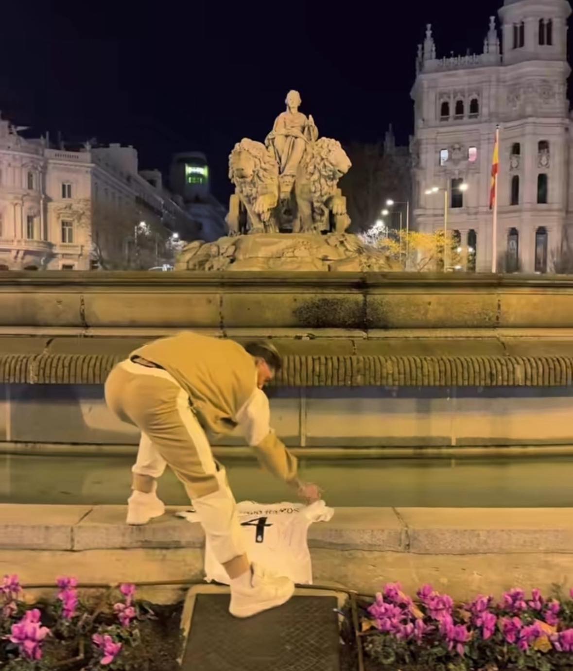 Mund të jetë një imazh i 1 person, porta e Brandenburgut, Shatërvani Trevi dhe Sheshi Spanja