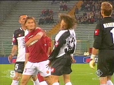 Totti rrëfen çmenduritë e tij...; nga pështyrja e Poulsenit te grushti ndaj  Colonnese dhe shqelmi kundër Balotellit - Telesport