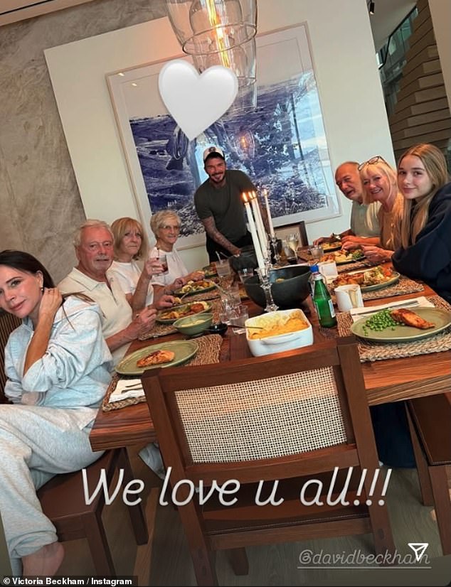 Duke shkruar në Instagram Stories, Posh, 51 vjeç, ndau një klip të ish-futbollistit 50 vjeç, teksa përgatiste një banket për prindërit e tyre që po vinin për vizitë (në foto).