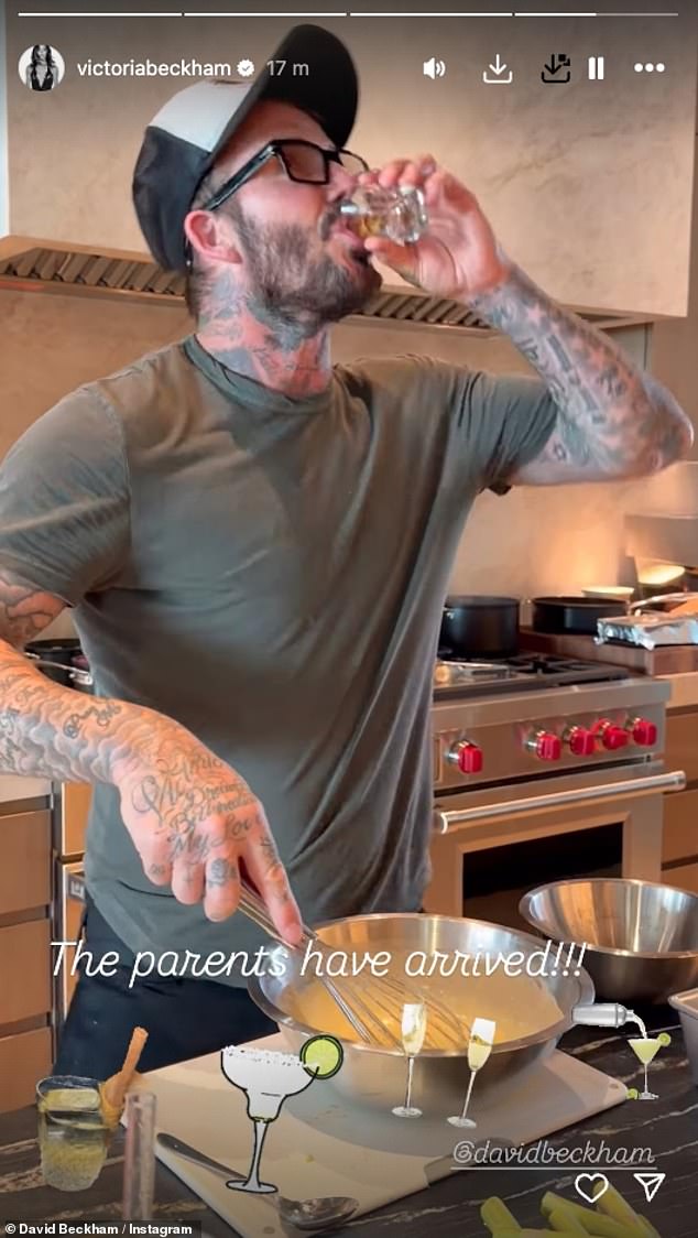 David Beckham u tall me mungesën e aftësive në gatim të gruas së tij, Victoria, ndërsa pinte disa gota çaji ndërsa përgatiste i vetëm drekën e së dielës për familjen këtë javë.