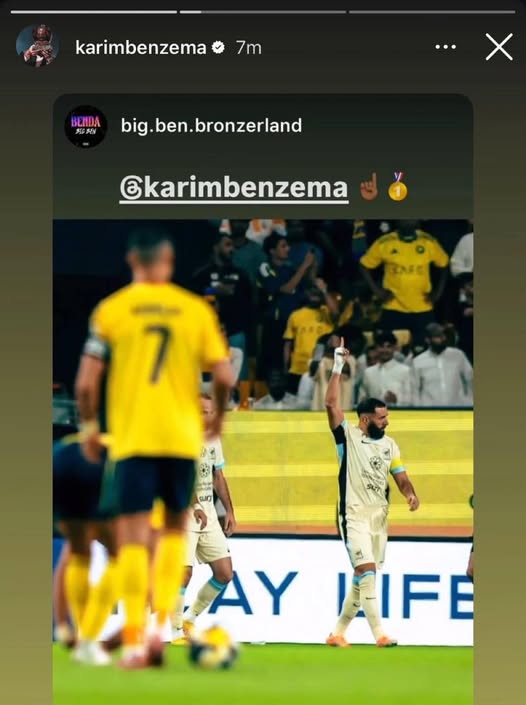 Mund të jetë një imazh i futboll, futboll dhe teksti që thotë "karimbenzema 7m BENDA 防茶 X big.ben.bronzerland @karimbenzema 7 AAY AY AYLIFE IIFE"