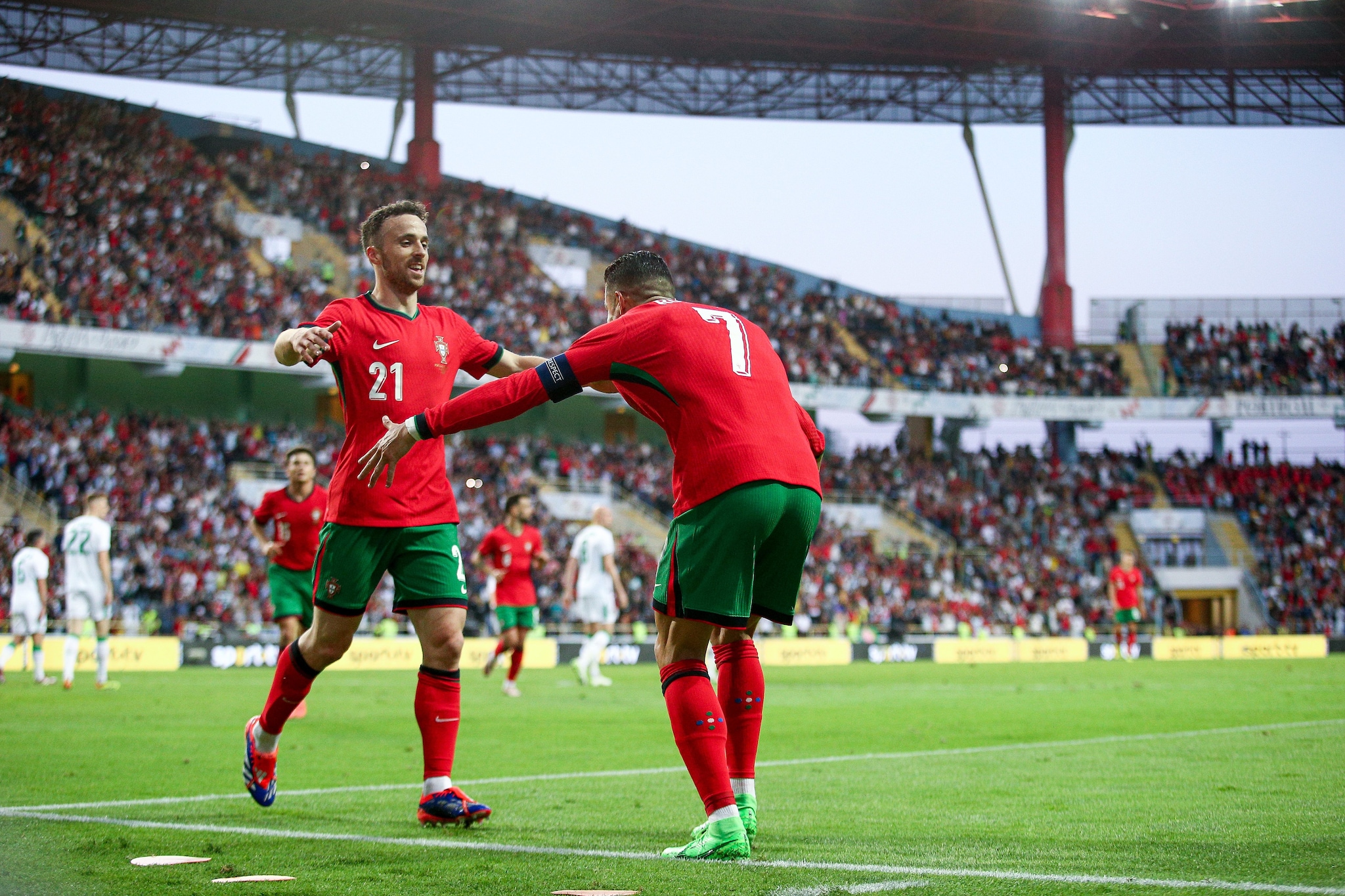 Diogo Jota e Cristiano Ronaldo con la maglia della nazionale portoghese