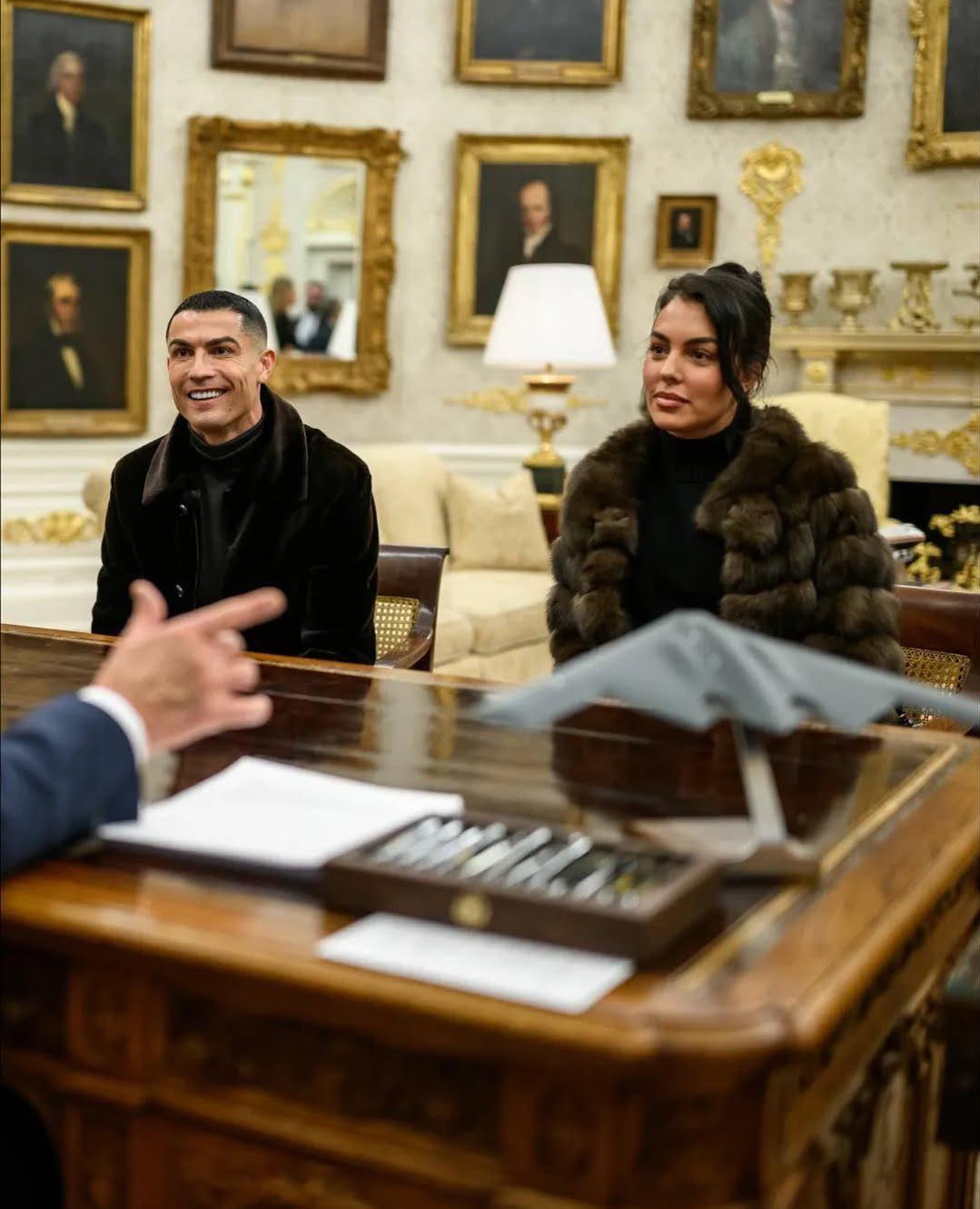 Mund të jetë një imazh i Zyra Ovale dhe teksti