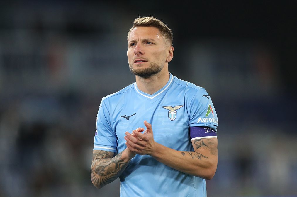 © Getty Images  | Cosa aggiungere su Ciro Immobile? Per raccontare la sua parabola alla Lazio bastano i numeri: acquistato per 9 milioni, in 7 anni a Roma è diventato il marcatore all time del club con 207 gol e 54 assist in 340 partite. Leggenda