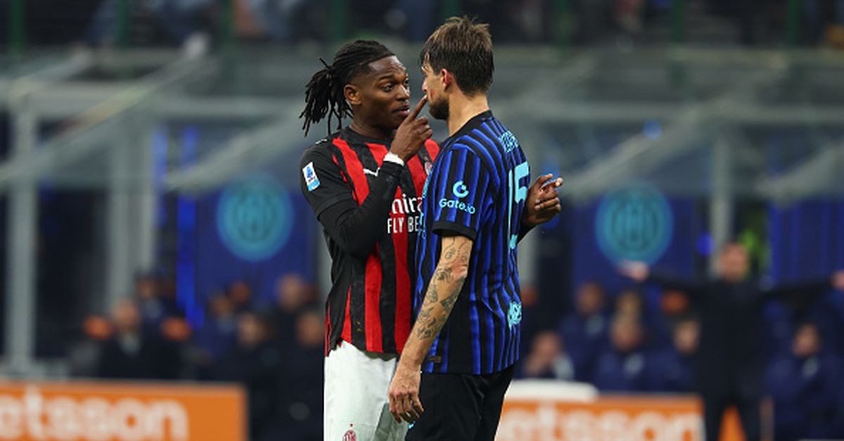 Leao mostra all'arbitro i capelli tirati, Acerbi "Non l'ho fatto apposta" - Milanisti Channel