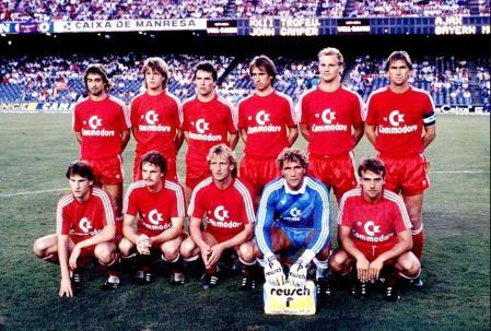 Hansi Flick, abajo a la derecha, jugó dos partidos en el Camp Nou en el Trofeu Joan Gamper de 1987