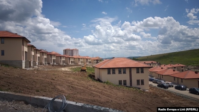 Shtëpi të ndërtuara në lagjen "Lugina e Diellit" në Zveçan.