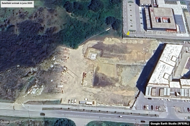 Një imazh satelitor nga qershori i këtij viti - i disponueshëm në Google Earth - tregon fillimin e punimeve, edhe pse në atë kohë investitori nuk i kishte lejet e nevojshme.