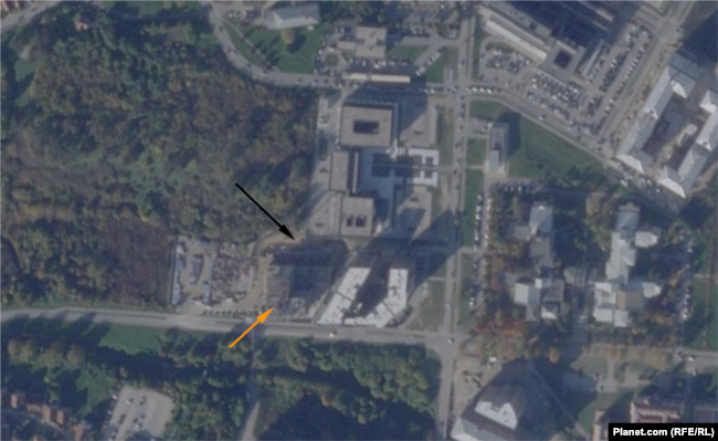 Imazh satelitor (Planet.com, SkySat) nga 31 tetori 2025, që tregon se në vendin ku ndodhi shembja më 28 nëntor 2025, një ndërtesë ishte në ndërtim e sipër. Bazuar në madhësinë e hijes, mund të supozohet se kishte dy ose tri kate në atë kohë.