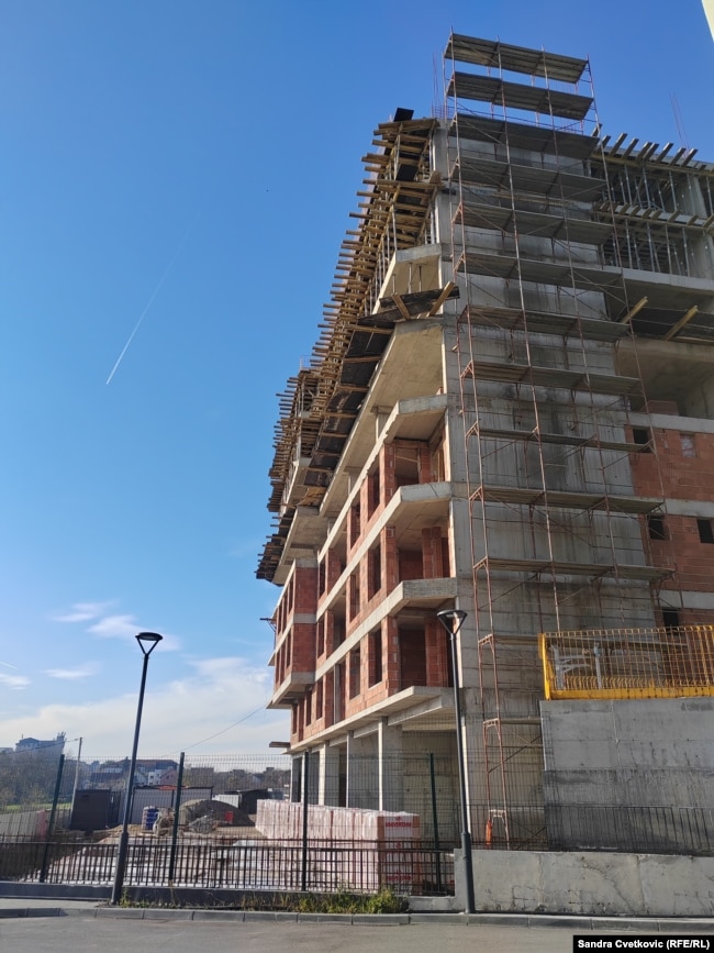 Një ndërtesë në vendin ku u shemb rruga, e cila ishte ndërtuar pa leje ndërtimi, 2 tetor 2025.