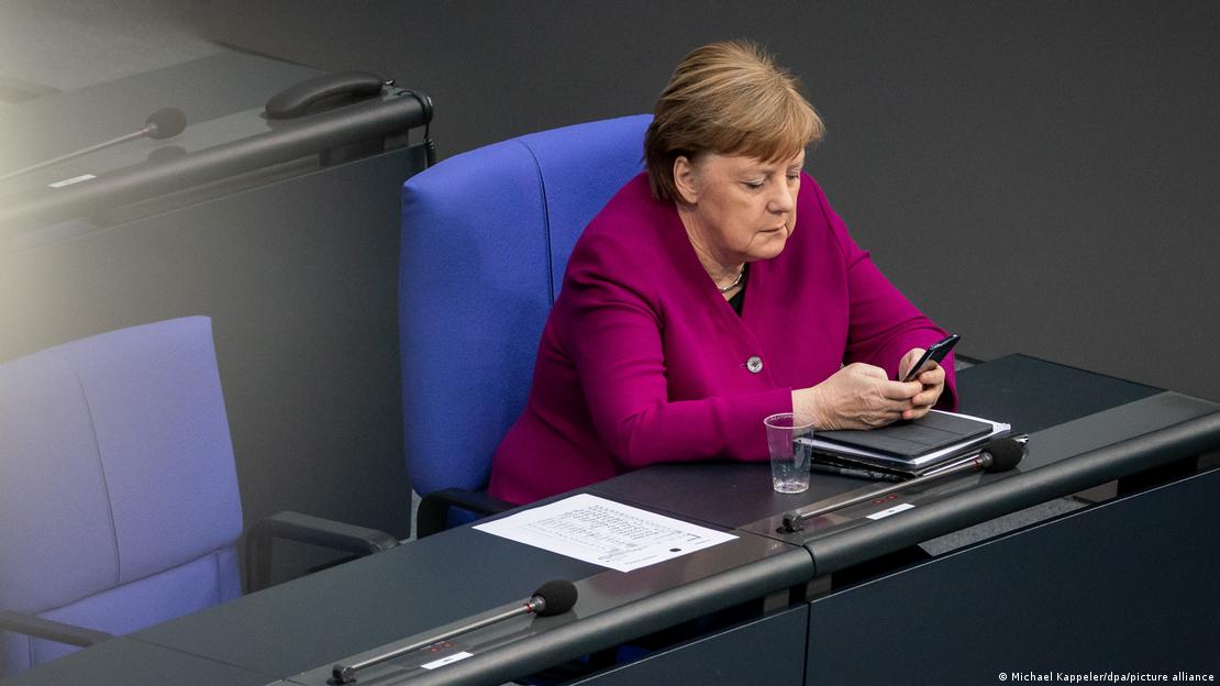 Gjermani | Angela Merkel | duke shikuar në telefonin celular  