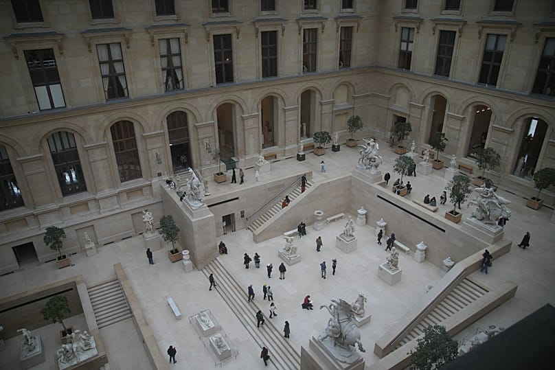 Vizitorët në krahun Richelieu të muzeut Le Louvre në Paris, 19 nëntor 2025