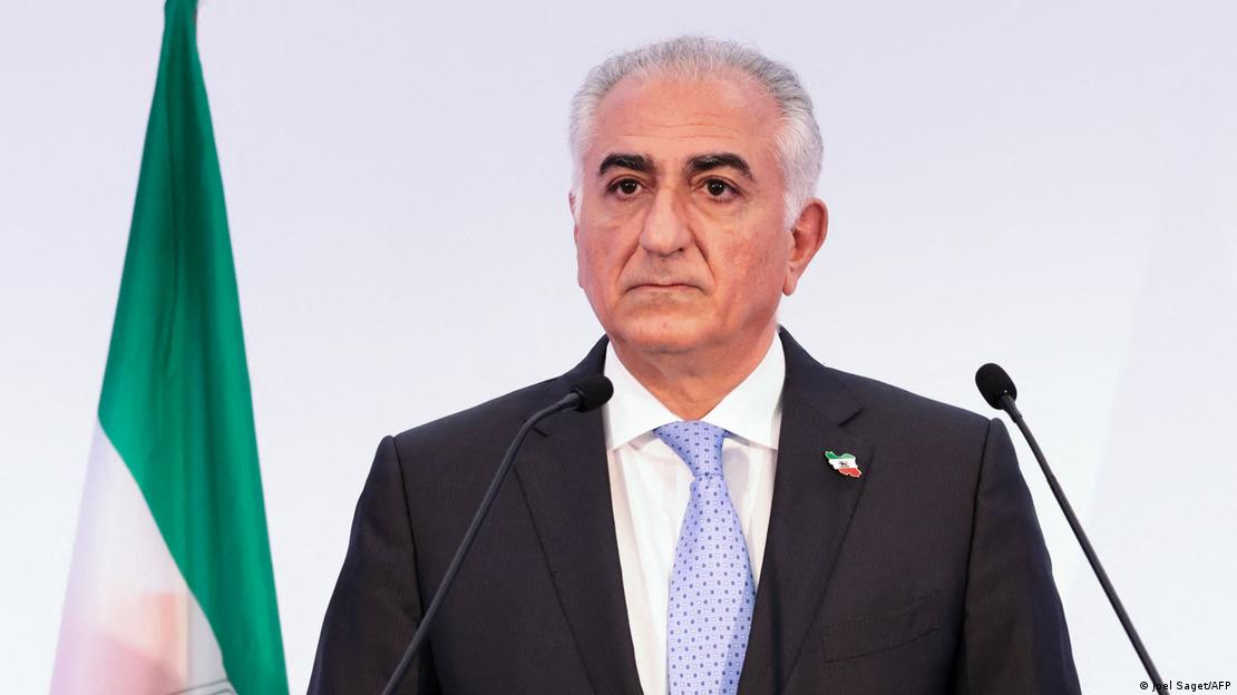 Francë Paris 2025 | Lideri opozitar Reza Pahlavi gjatë një konference për shtyp Francë Paris 2025 | Lideri opozitar Reza Pahlavi gjatë një konference për shtyp