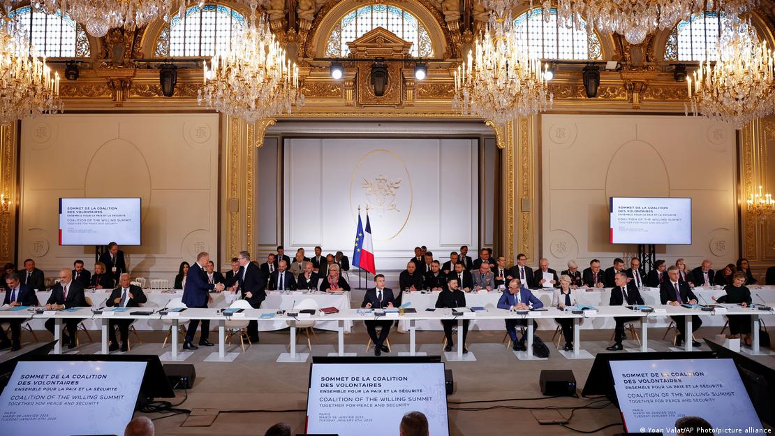 Presidenti francez Emmanuel Macron, në qendër, Presidenti i Ukrainës Volodymyr Zelenskyy, në qendër djathtas, Kryeministri britanik Keir Starmer, Kancelari gjerman Friedrich Merz dhe zyrtarë të tjerë marrin pjesë në një takim të Koalicionit të Vullnetshmeve në Pallatin Elysee në Paris, Francë, 6 janar 2026. Presidenti francez Emmanuel Macron, në qendër, Presidenti i Ukrainës Volodymyr Zelenskyy, në qendër djathtas, Kryeministri britanik Keir Starmer, Kancelari gjerman Friedrich Merz dhe zyrtarë të tjerë marrin pjesë në një takim të Koalicionit të Vullnetshmeve në Pallatin Elysee në Paris, Francë, 6 janar 2026.