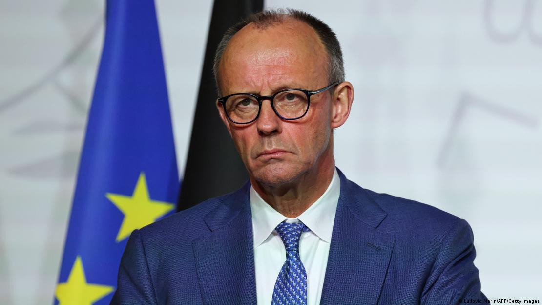 Kancelari Friedrich Merz shikon perpara ndërsa mban një konferencë shtypi pas nënshkrimit të deklaratës për vendosjen e forcës pas armëpushimit në Ukrainë gjatë samitit mbi garancitë e sigurisë për Ukrainën, në Pallatin Elysee në Paris më 6 janar 2026. Kancelari Friedrich Merz shikon perpara ndërsa mban një konferencë shtypi pas nënshkrimit të deklaratës për vendosjen e forcës pas armëpushimit në Ukrainë gjatë samitit mbi garancitë e sigurisë për Ukrainën, në Pallatin Elysee në Paris më 6 janar 2026.