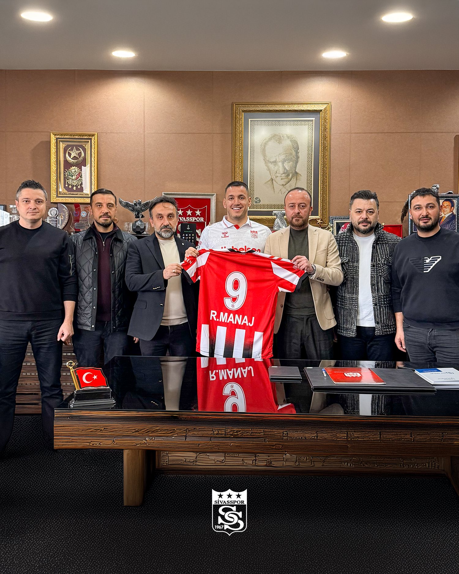 Mund të jetë një imazh i teksti që thotë "VASSPOR C+ 9 R.MANAJ μαι ' A আথক SIVASSPOR IN 1967 ی"