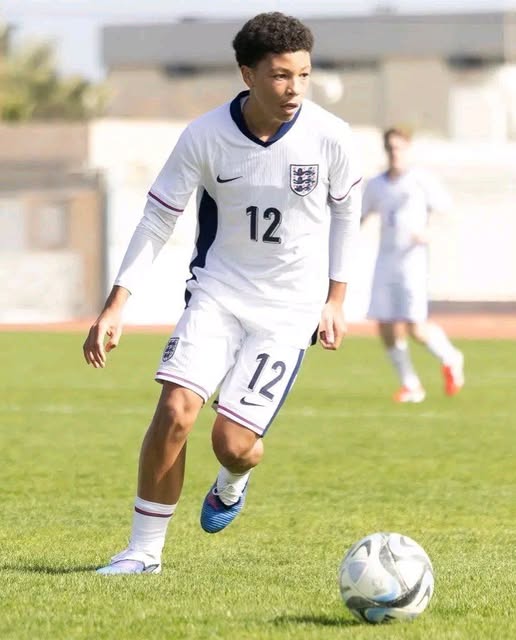 Mund të jetë një imazh i futboll, futboll dhe teksti