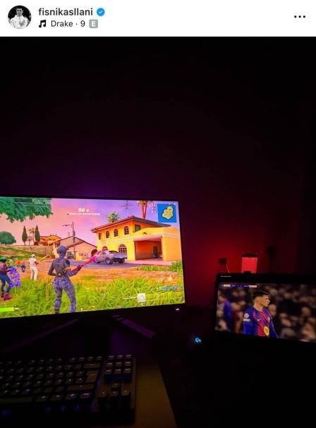 Fisnik Asllani mostró una imagen en la que se observa que estuvo pendiente del partido entre el Barça y el Newcastle