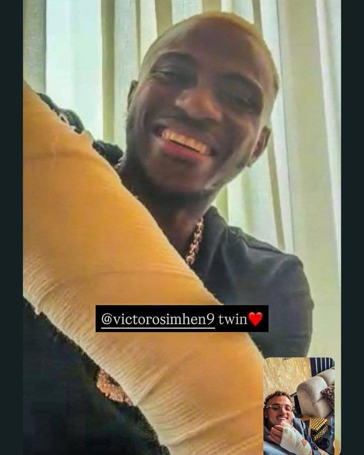 Victor Osimhen dhe Noa Lang në një video-telefonatë, pas dëmtimeve që pësuan të dy, në parakrah dhe gisht, gjatë ndeshjes kundër Liverpool