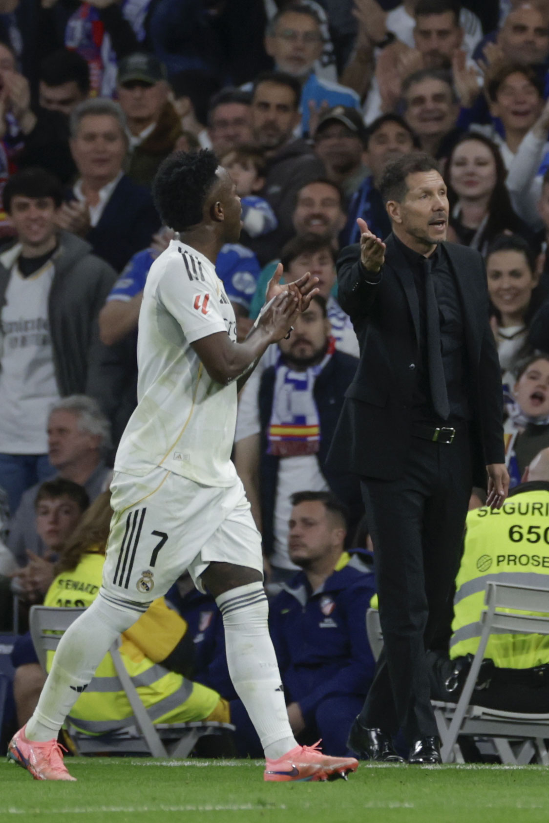 El cruce de Vinicius y Simeone con recado del brasileño al Cholo: "Mis dos goles van para Florentino Pérez"