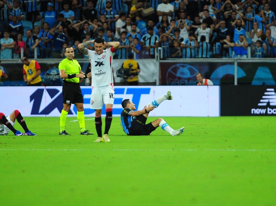Lesão grave de Marlon assombra confronto do Grêmio com o Vitória na Arena
