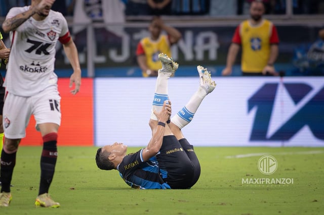 Grêmio] Marlon left the field applauding the crowd as they chanted his name  after his bone fractured mid-game : r/soccer