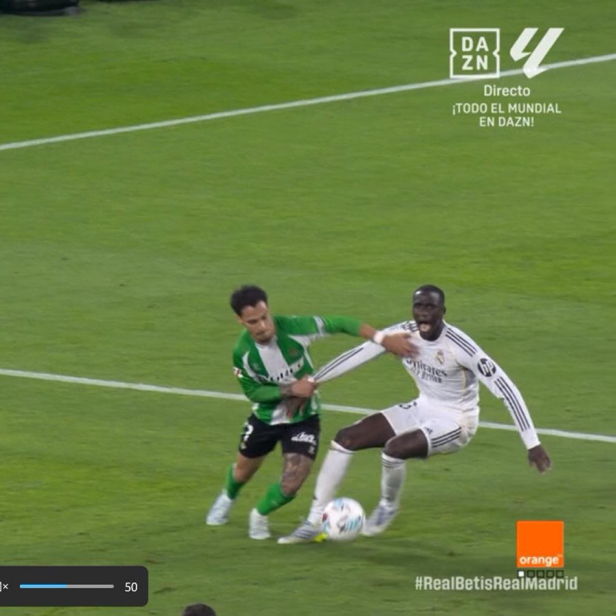 Mund të jetë një imazh i futboll, futboll dhe teksti që thotë "DA ZN 24 u Directo ¡TODOELMUNDIAL ¡TODO MUNDIAL ENDAZN! EN DAZN! ofirajes me A Drea 40 dz 50 orange #RealBetisReaiMadrid"