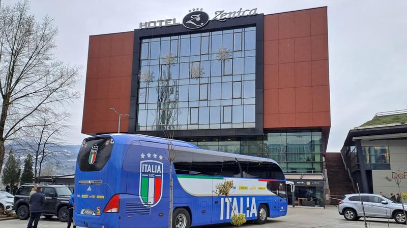 Il pullman degli azzurri a Zenica (foto Ansa)