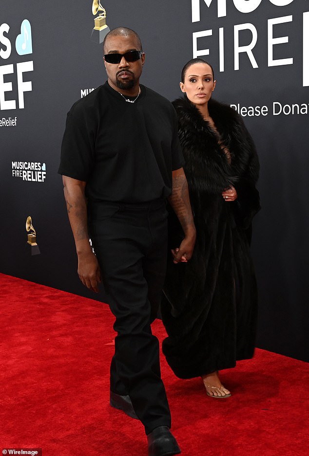 Kjo vjen pasi ajo dha një intervistë për mbështetjen e bashkëshortit të saj Kanye West duke drejtuar videoklipin e këngës së tij “Father”.