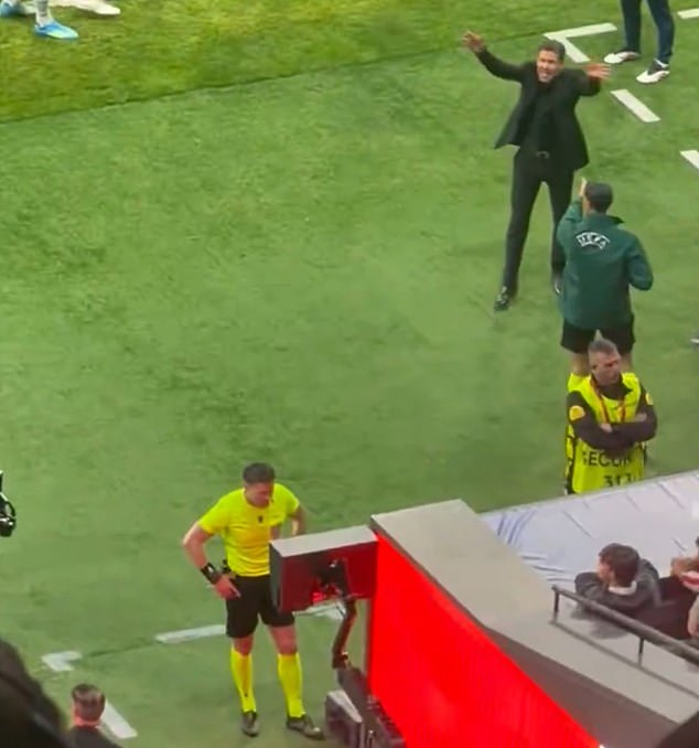 McManaman denuncia el comportamiento "atroz y horrible" de Simeone al hostigar al árbitro