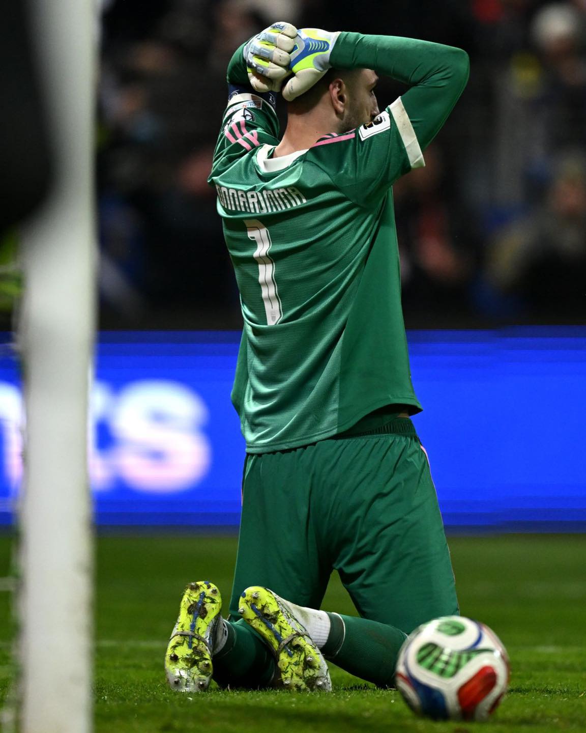 Mund të jetë një imazh i futboll, futboll dhe teksti