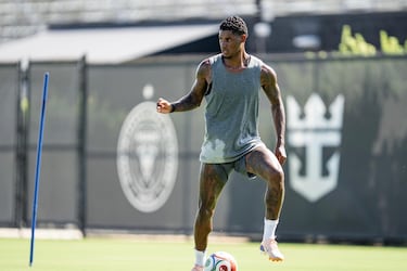Rashford impacta en casa de Messi